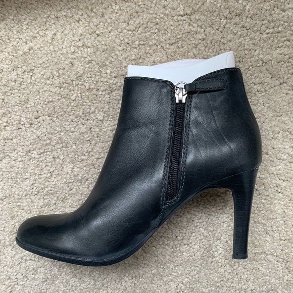 Tommy Hilfiger black leather booties, size 6M - Picture 2 of 8